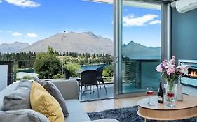 Luxury Lakeview 2 Bedroom Apartment